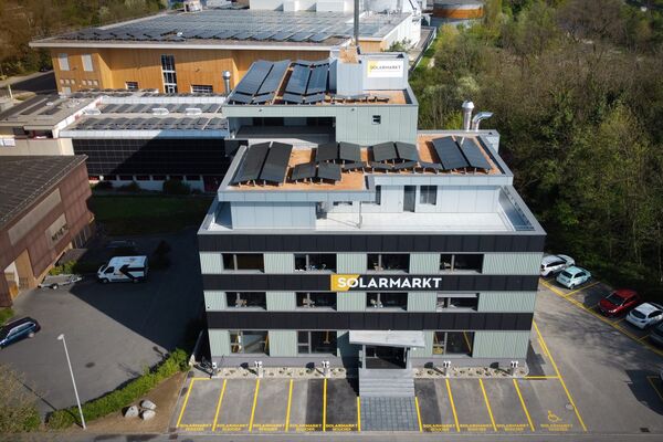 Umbau sichtbar: Der neue Solarmarkt-Standort in Aarau verbindet sanierte Gebäudehülle, Photovoltaik auf Dach und Fassade sowie Ladeinfrastruktur zu einem praxisnahen Gesamtkonzept. Quelle: Solarmarkt