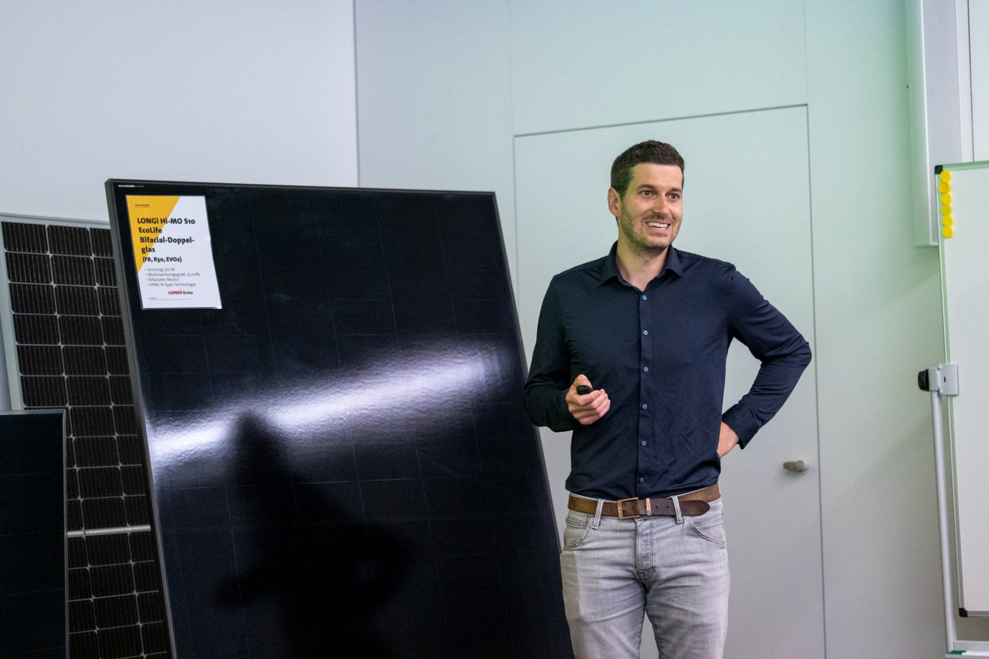 Mehr als Dach-PV: Rafael Stadelmann, CEO von Solarmarkt, zeigte am neuen Standort in Aarau, wie Photovoltaik in unterschiedlichen Formen eingesetzt werden kann. Neben der Dachanlage wurden auch PV-Fassadenmodule und eine Solar-Bodenlösung realisiert.