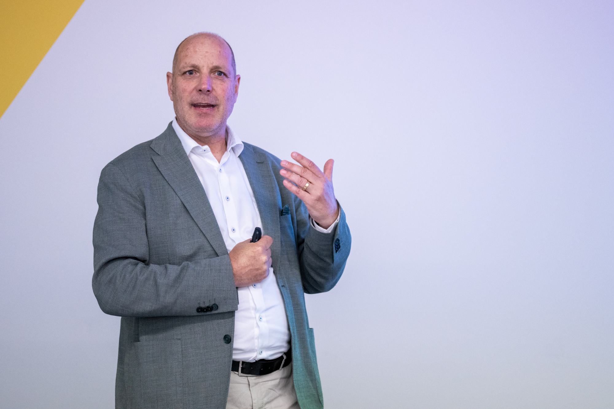 Messbar: David Galeuchet stellte die Nachhaltigkeitsstrategie von Solarmarkt vor. Im Zentrum stehen nicht nur Gebäude und Energie, sondern auch Lieferketten, Logistik, Mitarbeitende und konkrete Ziele, an denen sich Fortschritte messen lassen.