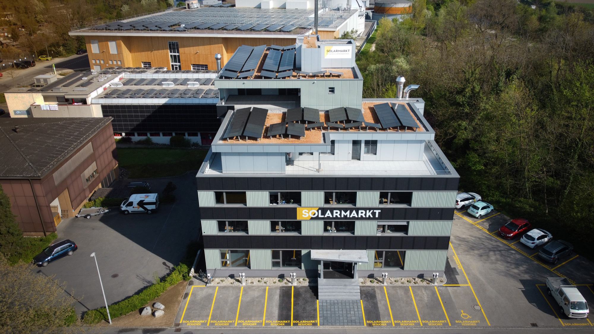 Umbau sichtbar: Der neue Solarmarkt-Standort in Aarau verbindet sanierte Gebäudehülle, Photovoltaik auf Dach und Fassade sowie Ladeinfrastruktur zu einem praxisnahen Gesamtkonzept. Quelle: Solarmarkt